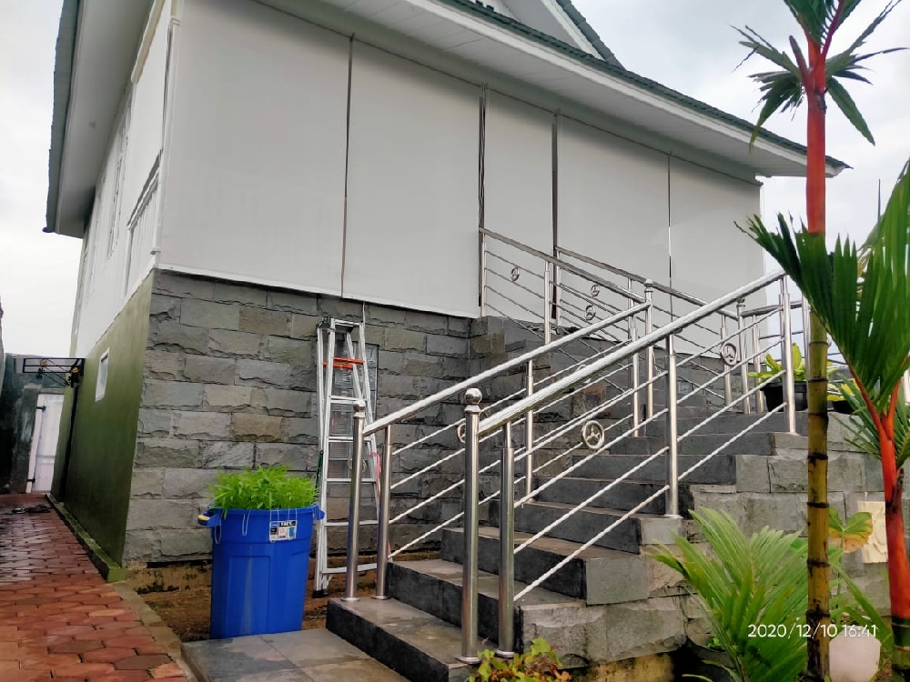 Suntex Blinds adalah jawaban bagi anda yang mencari tirai yang cocok saat musim hujan maupun musim panas. Terkadang matahari bisa menjadi sangat terik dan kemudian hujan turun dengan deras. Untuk anda yang mempunyai cafe outdoor ataupun balkon untuk tempat berkumpul akan sangat terganggu dengan cuaca yang tidak menentu.
Saat panas terik, berada di outdoor akan sangat membuat tidak nyaman. Ketika turun hujan, air hujan akan terciprat ke area anda, sehingga harus menunggu cuaca yang pas agar bisa bersantai di outdoor. Oleh karena itu, Onna menyediakan Suntex Blinds yaitu tirai khusus outdoor yang dirancang untuk mengcover panas terik dan juga tampias hujan.
Penggunaan Suntex Blinds sangat disarankan untuk anda yang mempunyai ruangan outdoor, karena bahannya yang mampu mengcover matahari secara langsung dan juga bahannya tampias hujan sekaligus memberikan fungsi save energy.