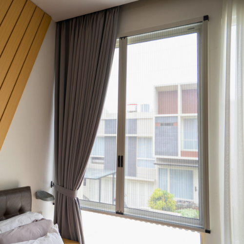 ONNA BANDUNG LIPAT WINDOW Lipat Window adalah salah satu produk Onna kategori Insect Screens yang memiliki banyak keunikan. Keunikan tersebut terletak pada segi desain, bahan, dan fungsinya. Desain Lipat Door & Window merupakan jendela geser terbuat dari bahan PVC strengthened dikombinasikan dengan layar & bahan kain (mesh & fabrics) fibreglass & dimout-blackout, berfungsi sebagai jendela geser yang dilengkapi screen anti-serangga pengganggu/anti-nyamuk. Desainnya unik, praktis, & efektif.