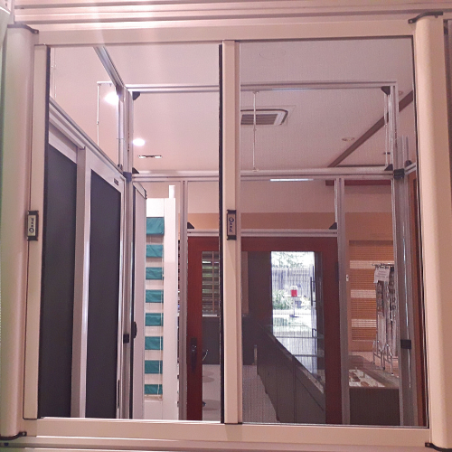 ONNA BANDUNG ROLL SIDE WINDOW Produk Kasa Nyamuk terbaru dari Onna, dengan teknologi Spring atau pegas didalamnya membuat pengoperasian produk ini sangat mudah dengan cara menggulung secara otomatis sehingga mampu mencegah nyamuk maupun serangga masuk kedalam rumah. Tekan bagian tengah maka jendela akan menggulung sendiri secara otomatis.