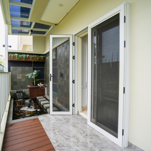 ONNA BANDUNG PINTU & JENDELA KASA BAJA Pintu & jendela kasa baja Onna kini hadir dengan bentuk dan design yang sangat mewah tidak mengunakan tralis, anti karat dan anti jebol karena dilengkapi dengan sistem kunci triple lock yang sangat aman.