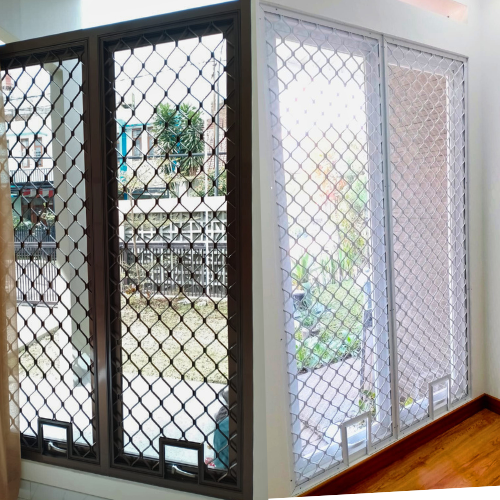 ONNA BANDUNG TRALIS JENDELA EXONA Teralis Pintu & Jendela EXONA adalah produk untuk dipasang di pintu bagian depan atau jendela ruangan, memiliki karakteristik desain teralis dengan pola Amplimesh 103, 120, 201 (pola stainless steel baja berupa layar saringan dimana udara bisa lewat dengan mudah tetapi menghalangi benda - benda berukuran besar). Teralis Exona memungkinkan sirkulasi udara yang lebih baik & mendukung segi keamanan tingkat tinggi juga menambah keindahan rumah.
