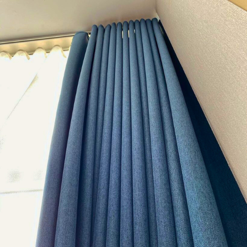 ONNA BANDUNG CURTAIN RIPPLE FOLD Curtains (Tirai/Gorden) ONNA berfungsi sebagai penutup jendela untuk mengatur masuknya cahaya matahari, juga melindungi ruangan dari cuaca buruk sehingga privasi anda  terjaga. Tidak hanya itu, pilihan warna & bahan kain yang digunakan juga menambah estetika, sisi keindahan yang didapat dari dekorasi tirai, kombinasi warna, aksesoris, bentuk, dan tata letak pemasangan akan memberikan kenyamanan secara visual, saat kita menatap & menikmati suasana di dalam ruangan. Tersedia beragam model/variasi.
