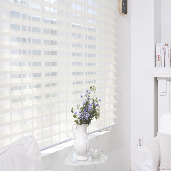ONNA BANDUNG 3D BLINDS 3D Blinds merupakan inovasi tirai terbaru yang terdiri dari dua jenis kain, yaitu Dimout dan Sheer dengan struktur tiga dimensi yang membuat tirai ini terlihat menonjol di ruangan anda.  Kain tirainya terdiri dari beberapa keunggulan, seperti dapat mengurangi bau pada ruangan, mudah dibersihkan, anti bakteri 99%, aman dan ramah lingkungan.