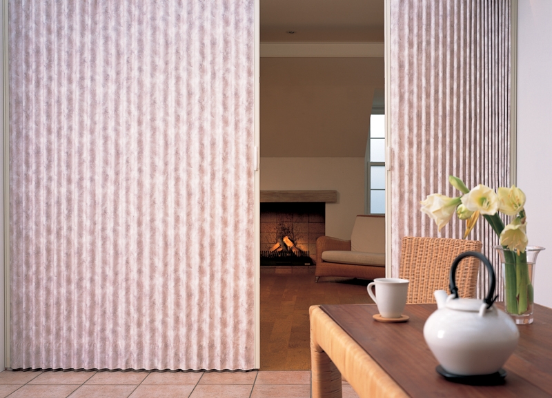 ONNA BANDUNG ACCORDION DOOR Accordion Door (NEW), pintu partisi untuk penyekat/pemisah ruangan yang berdesain gelombang (wavy fabrics) dengan komponen - komponen yang berkualitas tinggi (dapat dipasang sesuai pesanan custom). Pintu dibuka dengan cara digeser dan tidak berisik (silent), memiliki efisiensi pendingin ruangan dari sirkulasi udara (membuat sirkulasi udara di ruangan lebih baik) untuk Grand Series. Cocok digunakan di ruangan - ruangan yang butuh pemisah/penyekat seperti kamar tidur, kamar tengah/keluarga. 