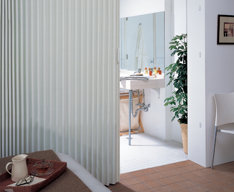 ONNA BANDUNG ACCORDION DOOR Accordion Door (NEW), pintu partisi untuk penyekat/pemisah ruangan yang berdesain gelombang (wavy fabrics) dengan komponen - komponen yang berkualitas tinggi (dapat dipasang sesuai pesanan custom). Pintu dibuka dengan cara digeser dan tidak berisik (silent), memiliki efisiensi pendingin ruangan dari sirkulasi udara (membuat sirkulasi udara di ruangan lebih baik) untuk Grand Series. Cocok digunakan di ruangan - ruangan yang butuh pemisah/penyekat seperti kamar tidur, kamar tengah/keluarga. 