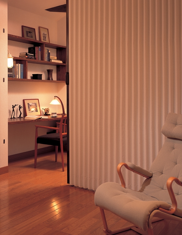ONNA BANDUNG ACCORDION DOOR Accordion Door (NEW), pintu partisi untuk penyekat/pemisah ruangan yang berdesain gelombang (wavy fabrics) dengan komponen - komponen yang berkualitas tinggi (dapat dipasang sesuai pesanan custom). Pintu dibuka dengan cara digeser dan tidak berisik (silent), memiliki efisiensi pendingin ruangan dari sirkulasi udara (membuat sirkulasi udara di ruangan lebih baik) untuk Grand Series. Cocok digunakan di ruangan - ruangan yang butuh pemisah/penyekat seperti kamar tidur, kamar tengah/keluarga. 