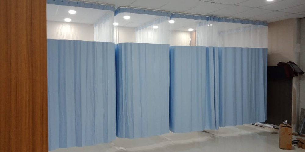 ONNA BANDUNG CURTAIN HOSPITAL  Hospital Curtain Onna, Kain Tirai/Gorden untuk penggunaan di ruangan Rumah Sakit. Telah dilengkapi dengan sertifikasi berstandar internasional untuk Uji Tahan Api & Uji Anti Bakteri. Kain ini memiliki bahan yang mampu menghambat pertumbuhan bakteri, fungi, dan mencegah menempelnya nano-partikel kimiawi sehingga bisa disterilkan dengan efektif. Dapat digunakan di ruangan IGD/UGD, perawatan pasien, pemeriksaan medis, atau ruangan lain di Rumah Sakit.