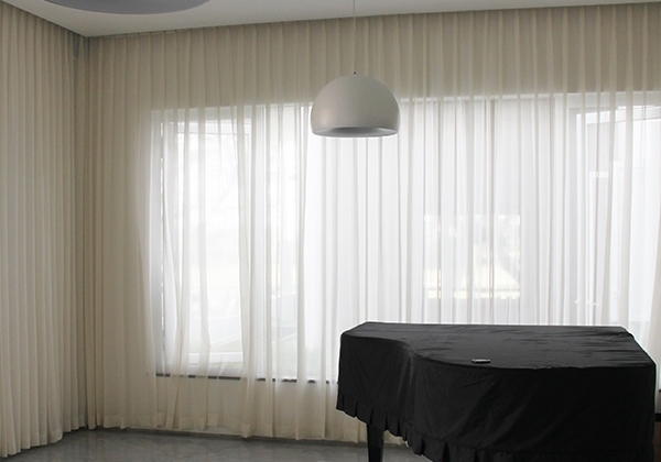 ONNA BANDUNG CURTAIN MANUAL & MOTORIZED Gorden merupakan kain terbuat dari bahan khusus yang berfungsi sebagai penutup jendela dalam mengatur masuknya cahaya matahari, meredam paparan sinar matahari, juga melindungi ruangan dari cuaca buruk sehingga privasi terjaga. Tidak hanya itu, gorden tersedia dalam beragam pilihan warna & bahan kain untuk menambah estetika ruangan. Gorden dapat ditinjau dari sisi keindahannya, yaitu dekorasinya, kombinasi warnanya, aksesorisnya, bentuknya, dan tata letak pemasangannya, maka gorden akan memberikan kenyamanan secara visual saat kita menatap & menikmati suasana di dalam ruangan baik di waktu siang hari ataupun di malam hari.