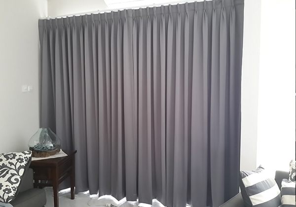 ONNA BANDUNG CURTAIN MANUAL & MOTORIZED Gorden merupakan kain terbuat dari bahan khusus yang berfungsi sebagai penutup jendela dalam mengatur masuknya cahaya matahari, meredam paparan sinar matahari, juga melindungi ruangan dari cuaca buruk sehingga privasi terjaga. Tidak hanya itu, gorden tersedia dalam beragam pilihan warna & bahan kain untuk menambah estetika ruangan. Gorden dapat ditinjau dari sisi keindahannya, yaitu dekorasinya, kombinasi warnanya, aksesorisnya, bentuknya, dan tata letak pemasangannya, maka gorden akan memberikan kenyamanan secara visual saat kita menatap & menikmati suasana di dalam ruangan baik di waktu siang hari ataupun di malam hari.
