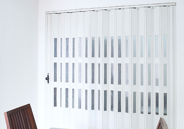 ONNA BANDUNG FOLDING DOOR PVC Folding Door ONNA, pintu partisi untuk penyekat atau pemisah ruangan dengan desain modern berbentuk pintu geser terlipat - lipat (pintu tidak perlu dibuka  dengan cara didorong) terbuat dari bahan PVC yang anti air (tidak lapuk/berkarat), kuat tidak mudah rusak, warna menarik, sehingga memiliki nilai ekonomis (awet, tahan lama, pemasangan/perawatan/pembersihan mudah). Cocok untuk digunakan di kamar, ruangan khusus, toilet, ruang tengah, dan lain - lainnya. 