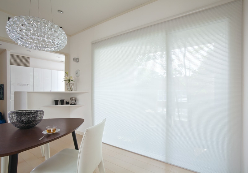 ONNA BANDUNG HONEYCOMB BLINDS (NEW PRODUCT) Honeycomb Blinds, produk blinds ONNA yang ini merupakan yang paling hemat penggunaan energinya, yaitu menghangatkan ruangan saat cuaca dingin & mendinginkan ruangan saat cuaca panas. Desain hexagonal cell  (segienam-berbentuk sarang lebah) dengan lapisan silver film menyerap energi panas cahaya sinar matahari dari luar jendela & mensirkulasikannya sehingga membuat temperatur udara di ruangan lebih stabil (mengurangi perpindahan energi panas dari radiasi cahaya & konveksi udara panas).   