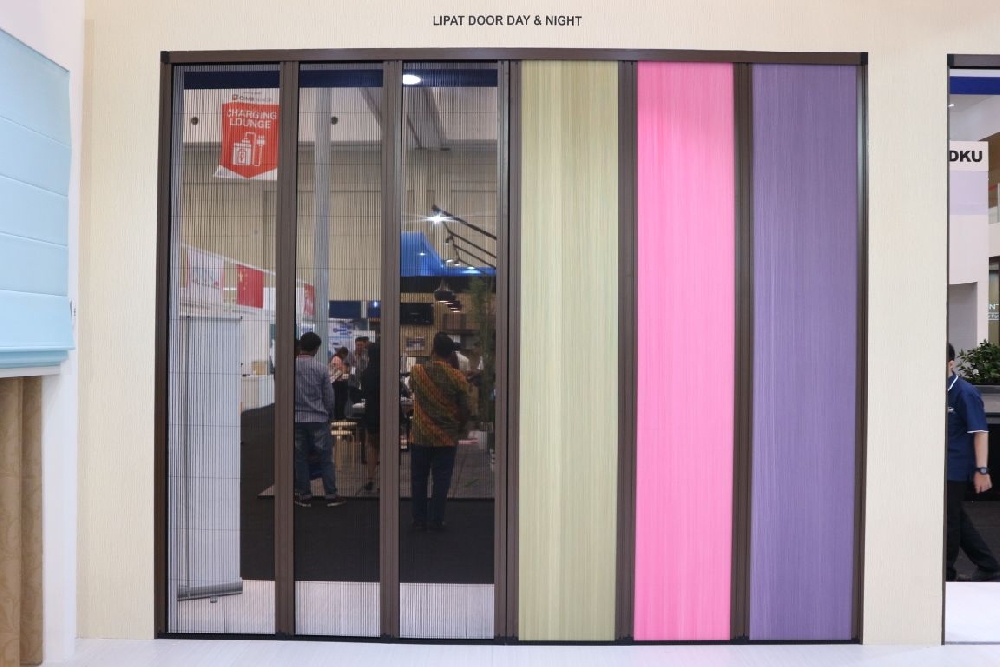 ONNA BANDUNG LIPAT DOOR Lipat Door adalah salah satu produk Onna kategori Insect Screens yang memiliki banyak keunikan. Keunikan tersebut terletak pada segi desain, bahan, dan fungsinya. Desain Lipat Door & Window merupakan pintu & jendela geser terbuat dari bahan PVC strengthened dikombinasikan dengan layar & bahan kain (mesh & fabrics) fibreglass & dimout-blackout, berfungsi sebagai pintu * jendela geser yang dilengkapi screen anti-serangga pengganggu/anti-nyamuk. Desainnya unik, praktis, & efektif.
