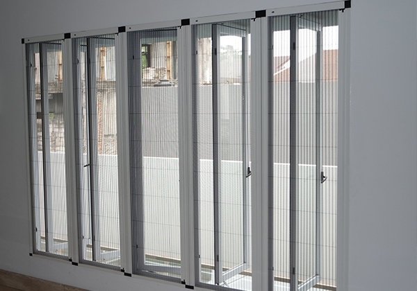 ONNA BANDUNG LIPAT WINDOW Lipat Window adalah salah satu produk Onna kategori Insect Screens yang memiliki banyak keunikan. Keunikan tersebut terletak pada segi desain, bahan, dan fungsinya. Desain Lipat Door & Window merupakan jendela geser terbuat dari bahan PVC strengthened dikombinasikan dengan layar & bahan kain (mesh & fabrics) fibreglass & dimout-blackout, berfungsi sebagai jendela geser yang dilengkapi screen anti-serangga pengganggu/anti-nyamuk. Desainnya unik, praktis, & efektif.