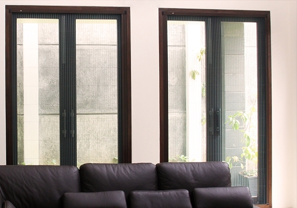 ONNA BANDUNG LIPAT WINDOW Lipat Window adalah salah satu produk Onna kategori Insect Screens yang memiliki banyak keunikan. Keunikan tersebut terletak pada segi desain, bahan, dan fungsinya. Desain Lipat Door & Window merupakan jendela geser terbuat dari bahan PVC strengthened dikombinasikan dengan layar & bahan kain (mesh & fabrics) fibreglass & dimout-blackout, berfungsi sebagai jendela geser yang dilengkapi screen anti-serangga pengganggu/anti-nyamuk. Desainnya unik, praktis, & efektif.