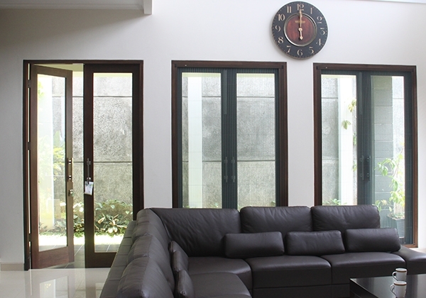ONNA BANDUNG LIPAT WINDOW Lipat Window adalah salah satu produk Onna kategori Insect Screens yang memiliki banyak keunikan. Keunikan tersebut terletak pada segi desain, bahan, dan fungsinya. Desain Lipat Door & Window merupakan jendela geser terbuat dari bahan PVC strengthened dikombinasikan dengan layar & bahan kain (mesh & fabrics) fibreglass & dimout-blackout, berfungsi sebagai jendela geser yang dilengkapi screen anti-serangga pengganggu/anti-nyamuk. Desainnya unik, praktis, & efektif.