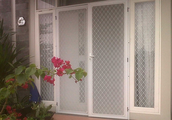 ONNA BANDUNG PINTU  EXONA Pintu Exona, salah satu produk merek ONNA yang berupa pintu untuk dipasang di bagian depan atau ruangan - ruangan rumah, memiliki karakteristik desain berteralis dengan pola Amplimesh 103, 120, 201 (pola stainless steel baja berupa layar saringan dimana udara bisa lewat dengan mudah tetapi menghalangi benda - benda berukuran besar). Desain Pintu Exona memungkinkan sirkulasi udara yang lebih baik melalui bagian depan rumah & mendukung segi keamanan tingkat tinggi & menambah keindahan rumah.