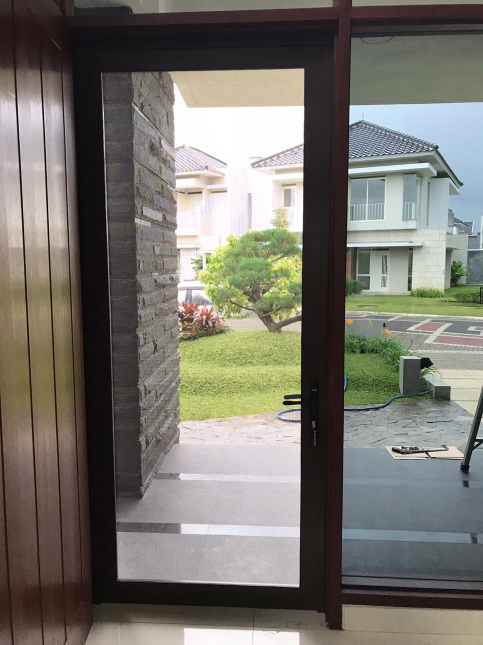 ONNA BANDUNG PINTU & JENDELA KASA BAJA Pintu & jendela kasa baja Onna kini hadir dengan bentuk dan design yang sangat mewah tidak mengunakan tralis, anti karat dan anti jebol karena dilengkapi dengan sistem kunci triple lock yang sangat aman.