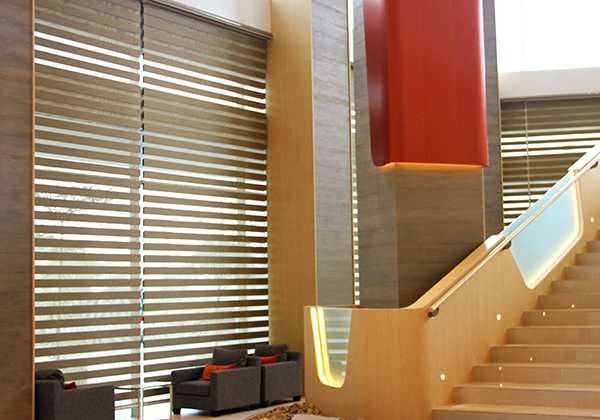 ONNA BANDUNG RAINBOW BLINDS Rainbow Blinds, salah satu produk blinds merek ONNA yang memiliki motif kain bercorak horizontal pattern dengan 2 jenis kain yaitu blackout & sheer, dengan keunikan tersendiri dari pergerakan blinds ke atas/bawah menghasilkan gerakan selang - seling pola untuk menghalangi cahaya atau membiarkan cahaya masuk. Tersedia Onna Blue Series (Chain 38 W/Valance, Onna Gold Series (Chain Pully 38 W/Valance & One Cord 38 Auto Down W/Valance). Jenis Fabric yaitu Dim Out 75 mm & 120 mm, Semi Blackout.