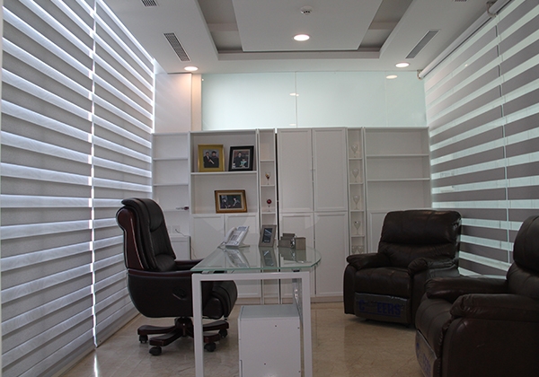 ONNA BANDUNG RAINBOW BLINDS Rainbow Blinds, salah satu produk blinds merek ONNA yang memiliki motif kain bercorak horizontal pattern dengan 2 jenis kain yaitu blackout & sheer, dengan keunikan tersendiri dari pergerakan blinds ke atas/bawah menghasilkan gerakan selang - seling pola untuk menghalangi cahaya atau membiarkan cahaya masuk. Tersedia Onna Blue Series (Chain 38 W/Valance, Onna Gold Series (Chain Pully 38 W/Valance & One Cord 38 Auto Down W/Valance). Jenis Fabric yaitu Dim Out 75 mm & 120 mm, Semi Blackout.