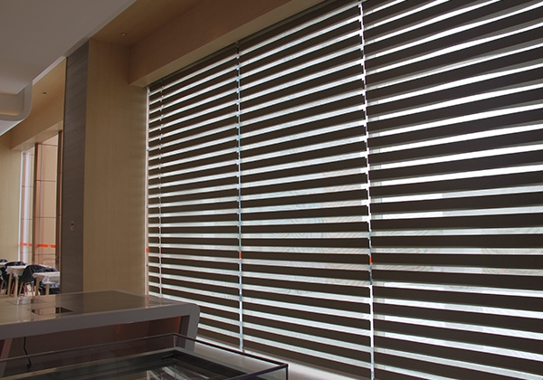 ONNA BANDUNG RAINBOW BLINDS Rainbow Blinds, salah satu produk blinds merek ONNA yang memiliki motif kain bercorak horizontal pattern dengan 2 jenis kain yaitu blackout & sheer, dengan keunikan tersendiri dari pergerakan blinds ke atas/bawah menghasilkan gerakan selang - seling pola untuk menghalangi cahaya atau membiarkan cahaya masuk. Tersedia Onna Blue Series (Chain 38 W/Valance, Onna Gold Series (Chain Pully 38 W/Valance & One Cord 38 Auto Down W/Valance). Jenis Fabric yaitu Dim Out 75 mm & 120 mm, Semi Blackout.