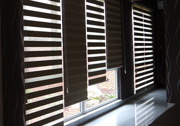 ONNA BANDUNG RAINBOW BLINDS Rainbow Blinds, salah satu produk blinds merek ONNA yang memiliki motif kain bercorak horizontal pattern dengan 2 jenis kain yaitu blackout & sheer, dengan keunikan tersendiri dari pergerakan blinds ke atas/bawah menghasilkan gerakan selang - seling pola untuk menghalangi cahaya atau membiarkan cahaya masuk. Tersedia Onna Blue Series (Chain 38 W/Valance, Onna Gold Series (Chain Pully 38 W/Valance & One Cord 38 Auto Down W/Valance). Jenis Fabric yaitu Dim Out 75 mm & 120 mm, Semi Blackout.