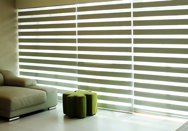 ONNA BANDUNG RAINBOW BLINDS Rainbow Blinds, salah satu produk blinds merek ONNA yang memiliki motif kain bercorak horizontal pattern dengan 2 jenis kain yaitu blackout & sheer, dengan keunikan tersendiri dari pergerakan blinds ke atas/bawah menghasilkan gerakan selang - seling pola untuk menghalangi cahaya atau membiarkan cahaya masuk. Tersedia Onna Blue Series (Chain 38 W/Valance, Onna Gold Series (Chain Pully 38 W/Valance & One Cord 38 Auto Down W/Valance). Jenis Fabric yaitu Dim Out 75 mm & 120 mm, Semi Blackout.