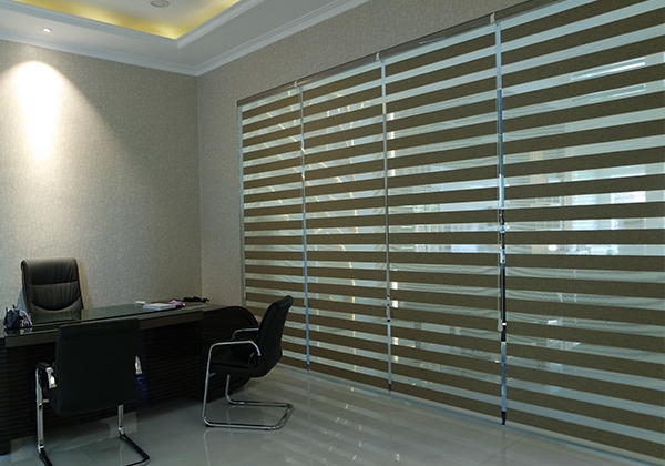 ONNA BANDUNG RAINBOW BLINDS Rainbow Blinds, salah satu produk blinds merek ONNA yang memiliki motif kain bercorak horizontal pattern dengan 2 jenis kain yaitu blackout & sheer, dengan keunikan tersendiri dari pergerakan blinds ke atas/bawah menghasilkan gerakan selang - seling pola untuk menghalangi cahaya atau membiarkan cahaya masuk. Tersedia Onna Blue Series (Chain 38 W/Valance, Onna Gold Series (Chain Pully 38 W/Valance & One Cord 38 Auto Down W/Valance). Jenis Fabric yaitu Dim Out 75 mm & 120 mm, Semi Blackout.