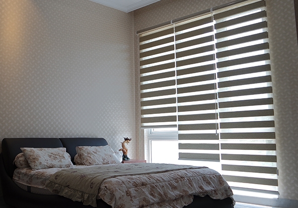ONNA BANDUNG RAINBOW BLINDS Rainbow Blinds, salah satu produk blinds merek ONNA yang memiliki motif kain bercorak horizontal pattern dengan 2 jenis kain yaitu blackout & sheer, dengan keunikan tersendiri dari pergerakan blinds ke atas/bawah menghasilkan gerakan selang - seling pola untuk menghalangi cahaya atau membiarkan cahaya masuk. Tersedia Onna Blue Series (Chain 38 W/Valance, Onna Gold Series (Chain Pully 38 W/Valance & One Cord 38 Auto Down W/Valance). Jenis Fabric yaitu Dim Out 75 mm & 120 mm, Semi Blackout.