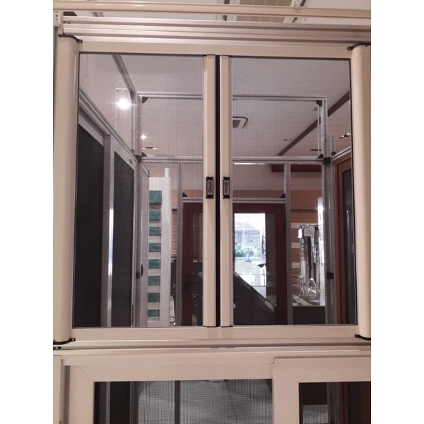 ONNA BANDUNG ROLL SIDE WINDOW Produk Kasa Nyamuk terbaru dari Onna, dengan teknologi Spring atau pegas didalamnya membuat pengoperasian produk ini sangat mudah dengan cara menggulung secara otomatis sehingga mampu mencegah nyamuk maupun serangga masuk kedalam rumah. Tekan bagian tengah maka jendela akan menggulung sendiri secara otomatis.
