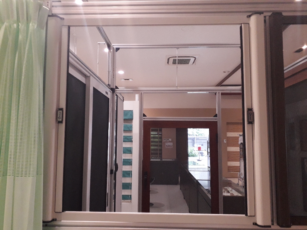 ONNA BANDUNG ROLL SIDE WINDOW Produk Kasa Nyamuk terbaru dari Onna, dengan teknologi Spring atau pegas didalamnya membuat pengoperasian produk ini sangat mudah dengan cara menggulung secara otomatis sehingga mampu mencegah nyamuk maupun serangga masuk kedalam rumah. Tekan bagian tengah maka jendela akan menggulung sendiri secara otomatis.
