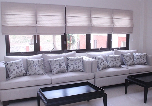 ONNA BANDUNG ROMAN SHADES BLINDS Roman Shades Blinds, salah satu produk Blinds ONNA yang bernuansa klasik, elegan, indah dan menawan dengan pilihan bahan kain berkualitas tinggi Black Out, Deluxe, & Semi Black Out. Berfungsi sebagai penutup jendela sekaligus dekorasi yang elegan, menambah suasana keindahan ruangan - ruangan interior rumah anda. Tersedia pilihan produk manual & motorized (digerakkan motor elektrik) bergaransi dan terjamin.