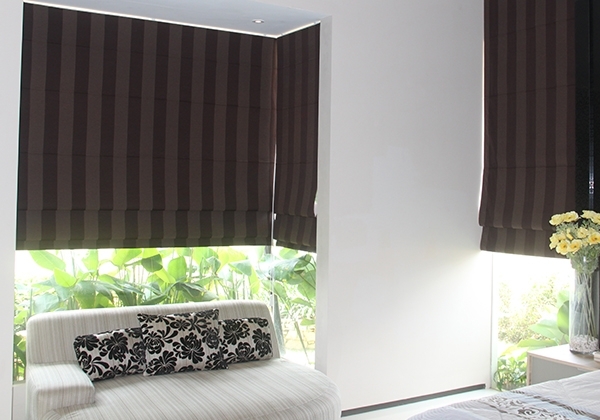 ONNA BANDUNG ROMAN SHADES BLINDS Roman Shades Blinds, salah satu produk Blinds ONNA yang bernuansa klasik, elegan, indah dan menawan dengan pilihan bahan kain berkualitas tinggi Black Out, Deluxe, & Semi Black Out. Berfungsi sebagai penutup jendela sekaligus dekorasi yang elegan, menambah suasana keindahan ruangan - ruangan interior rumah anda. Tersedia pilihan produk manual & motorized (digerakkan motor elektrik) bergaransi dan terjamin.