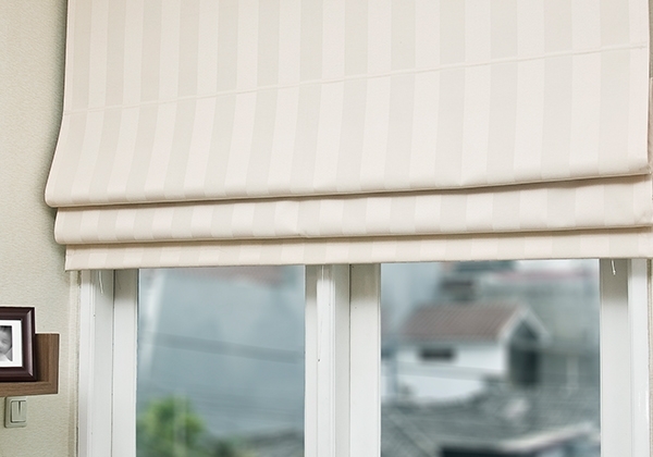 ONNA BANDUNG ROMAN SHADES BLINDS Roman Shades Blinds, salah satu produk Blinds ONNA yang bernuansa klasik, elegan, indah dan menawan dengan pilihan bahan kain berkualitas tinggi Black Out, Deluxe, & Semi Black Out. Berfungsi sebagai penutup jendela sekaligus dekorasi yang elegan, menambah suasana keindahan ruangan - ruangan interior rumah anda. Tersedia pilihan produk manual & motorized (digerakkan motor elektrik) bergaransi dan terjamin.