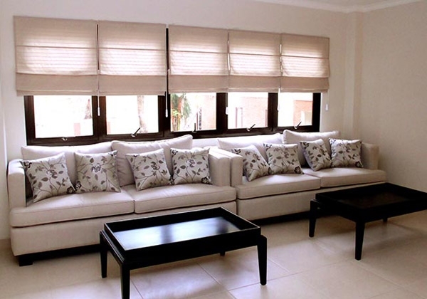 ONNA BANDUNG ROMAN SHADES BLINDS Roman Shades Blinds, salah satu produk Blinds ONNA yang bernuansa klasik, elegan, indah dan menawan dengan pilihan bahan kain berkualitas tinggi Black Out, Deluxe, & Semi Black Out. Berfungsi sebagai penutup jendela sekaligus dekorasi yang elegan, menambah suasana keindahan ruangan - ruangan interior rumah anda. Tersedia pilihan produk manual & motorized (digerakkan motor elektrik) bergaransi dan terjamin.