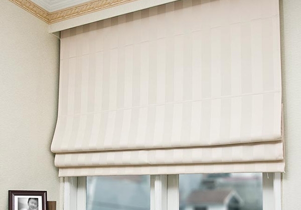 ONNA BANDUNG ROMAN SHADES BLINDS Roman Shades Blinds, salah satu produk Blinds ONNA yang bernuansa klasik, elegan, indah dan menawan dengan pilihan bahan kain berkualitas tinggi Black Out, Deluxe, & Semi Black Out. Berfungsi sebagai penutup jendela sekaligus dekorasi yang elegan, menambah suasana keindahan ruangan - ruangan interior rumah anda. Tersedia pilihan produk manual & motorized (digerakkan motor elektrik) bergaransi dan terjamin.