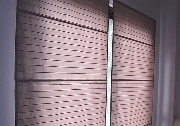 ONNA BANDUNG ROMAN SHADES BLINDS Roman Shades Blinds, salah satu produk Blinds ONNA yang bernuansa klasik, elegan, indah dan menawan dengan pilihan bahan kain berkualitas tinggi Black Out, Deluxe, & Semi Black Out. Berfungsi sebagai penutup jendela sekaligus dekorasi yang elegan, menambah suasana keindahan ruangan - ruangan interior rumah anda. Tersedia pilihan produk manual & motorized (digerakkan motor elektrik) bergaransi dan terjamin.