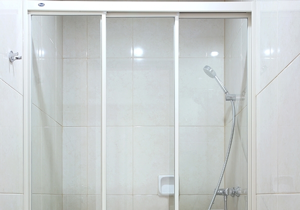 ONNA BANDUNG SHOWER SCREEN Shower Screens Onna adalah produk untuk dipasang di kamar mandi khususnya area pancuran air, berfungsi sebagai penghalang pandangan dan air sehingga menjaga privasi saat mandi juga membuat percikan air di pancuran air lebih tertutup dan tidak menyebar (tidak basah). Terbuat dari bahan tahan temperatur tinggi & tekanan sehingga tidak mudah rusak. Tersedia dalam berragam Tipe & pilihan warna frame serta glass screen panel.