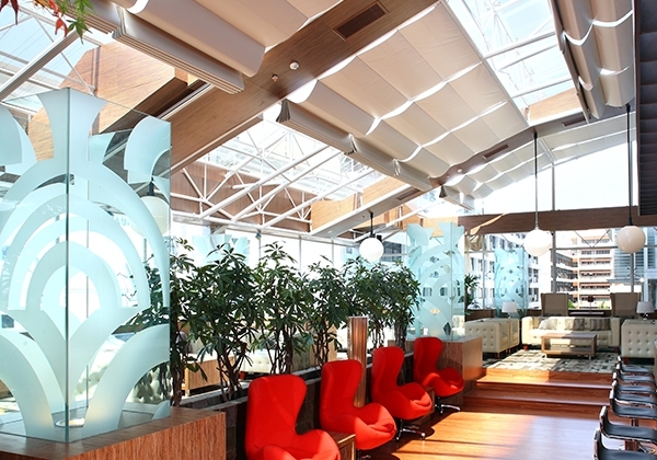 ONNA BANDUNG SKYLIGHT BLINDS Skylight Blinds adalah salah satu produk ONNA yang dikhususkan untuk penutup jendela - jendela atap (skylight windows) dan berfungsi sebagai pelindung & penahan sorotan cahaya sinar matahari pada jendela tersebut. Dengan menggunakan bahan kain yang bisa membuat cahaya matahari tidak dapat menembus sama sekali (Black Out), sebagian cahaya tembus (Solar Screen), sebagian tembus serta tahan percikan air & terpaan angin (Suntex).