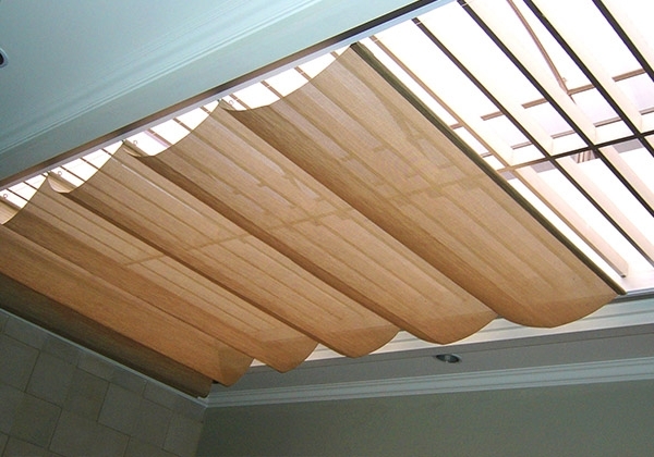 ONNA BANDUNG SKYLIGHT BLINDS Skylight Blinds adalah salah satu produk ONNA yang dikhususkan untuk penutup jendela - jendela atap (skylight windows) dan berfungsi sebagai pelindung & penahan sorotan cahaya sinar matahari pada jendela tersebut. Dengan menggunakan bahan kain yang bisa membuat cahaya matahari tidak dapat menembus sama sekali (Black Out), sebagian cahaya tembus (Solar Screen), sebagian tembus serta tahan percikan air & terpaan angin (Suntex).
