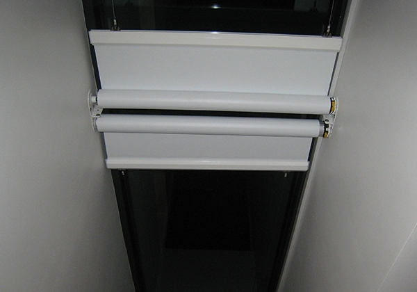 ONNA BANDUNG SKYLIGHT BLINDS Skylight Blinds adalah salah satu produk ONNA yang dikhususkan untuk penutup jendela - jendela atap (skylight windows) dan berfungsi sebagai pelindung & penahan sorotan cahaya sinar matahari pada jendela tersebut. Dengan menggunakan bahan kain yang bisa membuat cahaya matahari tidak dapat menembus sama sekali (Black Out), sebagian cahaya tembus (Solar Screen), sebagian tembus serta tahan percikan air & terpaan angin (Suntex).