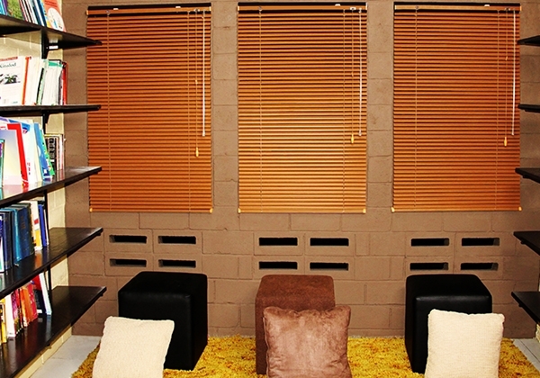 ONNA BANDUNG SLIMELINE BLINDS Slimline Blinds Onna merupakan tirai klasik sepanjang masa. Tirai ini tetap digemari karena memiliki daya tahan yang kuat, fungsi yang baik, serta harga yang terjangkau. Tirai ini memiliki daya kontrol yang sangat baik terhadap sinar serta arah sinar yang masuk, yang kebanyakan diarahkan pada lantai dan langit-langit untuk mengurangi kebutuhan cahaya dan listrik serta menahan cahaya silau yang langsung mengarah ke mata atau layar komputer.
