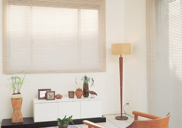 ONNA BANDUNG SLIMELINE BLINDS Slimline Blinds Onna merupakan tirai klasik sepanjang masa. Tirai ini tetap digemari karena memiliki daya tahan yang kuat, fungsi yang baik, serta harga yang terjangkau. Tirai ini memiliki daya kontrol yang sangat baik terhadap sinar serta arah sinar yang masuk, yang kebanyakan diarahkan pada lantai dan langit-langit untuk mengurangi kebutuhan cahaya dan listrik serta menahan cahaya silau yang langsung mengarah ke mata atau layar komputer.
