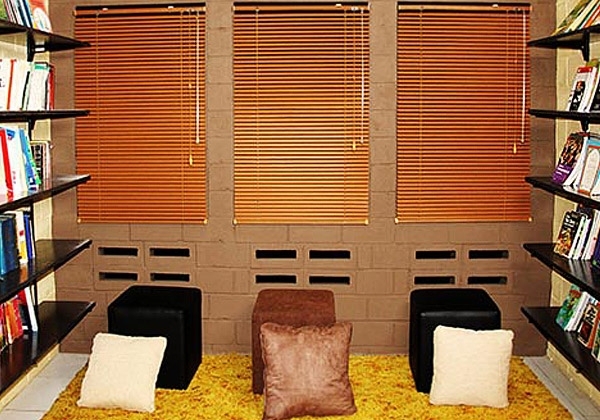 ONNA BANDUNG SLIMELINE BLINDS Slimline Blinds Onna merupakan tirai klasik sepanjang masa. Tirai ini tetap digemari karena memiliki daya tahan yang kuat, fungsi yang baik, serta harga yang terjangkau. Tirai ini memiliki daya kontrol yang sangat baik terhadap sinar serta arah sinar yang masuk, yang kebanyakan diarahkan pada lantai dan langit-langit untuk mengurangi kebutuhan cahaya dan listrik serta menahan cahaya silau yang langsung mengarah ke mata atau layar komputer.
