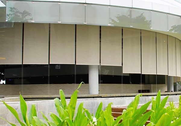 ONNA BANDUNG SUNTEX BLINDS Suntex Blinds merupakan penutup eksterior (area luar rumah) yang berfungsi sebagai pelindung dari terik panas sinar matahari dan percikan air hujan serta tiupan angin. Terbuat dari bahan polivinyl kombinasi dengan bahan kain Solar Screen Suntex Series & Plastic Screen (transparan). Sistem operasi yaitu Chain, Chain Spring, Chain Pulley, serta tersedia Motorized System yang dilengkapi alat pengendali jarak jauh. Suntex Blinds cocok digunakan untuk area balkon, teras, pendopo, taman, parkiran.
