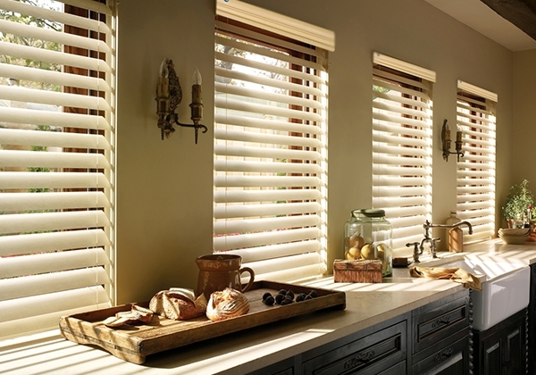 ONNA BANDUNG UV BLINDS UV Blinds merupakan produk ONNA untuk penggunaan eksterior rumah. UV Blinds menjadi solusi bagi anda yang menginginkan tirai/penutup eksterior dengan tampilan mirip Wooden Blinds, karena bilah - bilah (slat) UV Blinds ini terbuat dari bahan PVC dengan warna & tekstur menyerupai bahan kayu, tetapi memiliki daya tahan yang jauh lebih baik terhadap perubahan cuaca seperti panas, hujan, kelembaban tinggi, dll. Karena sifat bahannya yang tahan air, sehingga cocok ditempatkan di area outdoor/toilet.