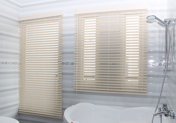 ONNA BANDUNG UV BLINDS UV Blinds merupakan produk ONNA untuk penggunaan eksterior rumah. UV Blinds menjadi solusi bagi anda yang menginginkan tirai/penutup eksterior dengan tampilan mirip Wooden Blinds, karena bilah - bilah (slat) UV Blinds ini terbuat dari bahan PVC dengan warna & tekstur menyerupai bahan kayu, tetapi memiliki daya tahan yang jauh lebih baik terhadap perubahan cuaca seperti panas, hujan, kelembaban tinggi, dll. Karena sifat bahannya yang tahan air, sehingga cocok ditempatkan di area outdoor/toilet.