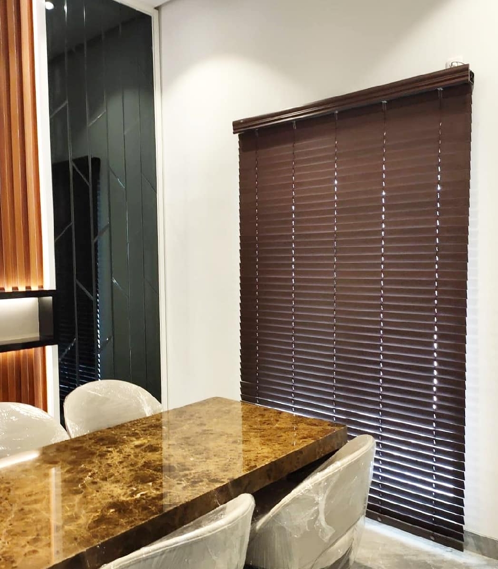 ONNA BANDUNG UV BLINDS UV Blinds merupakan produk ONNA untuk penggunaan eksterior rumah. UV Blinds menjadi solusi bagi anda yang menginginkan tirai/penutup eksterior dengan tampilan mirip Wooden Blinds, karena bilah - bilah (slat) UV Blinds ini terbuat dari bahan PVC dengan warna & tekstur menyerupai bahan kayu, tetapi memiliki daya tahan yang jauh lebih baik terhadap perubahan cuaca seperti panas, hujan, kelembaban tinggi, dll. Karena sifat bahannya yang tahan air, sehingga cocok ditempatkan di area outdoor/toilet.
