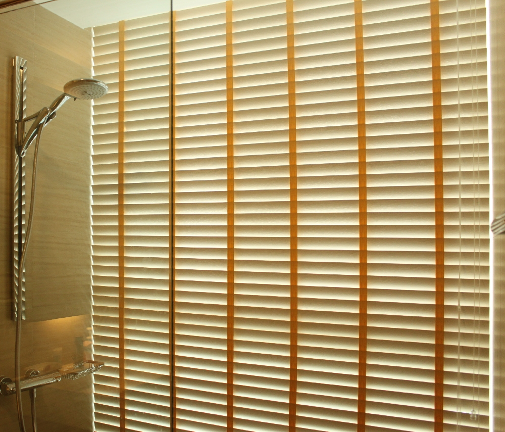 ONNA BANDUNG UV BLINDS UV Blinds merupakan produk ONNA untuk penggunaan eksterior rumah. UV Blinds menjadi solusi bagi anda yang menginginkan tirai/penutup eksterior dengan tampilan mirip Wooden Blinds, karena bilah - bilah (slat) UV Blinds ini terbuat dari bahan PVC dengan warna & tekstur menyerupai bahan kayu, tetapi memiliki daya tahan yang jauh lebih baik terhadap perubahan cuaca seperti panas, hujan, kelembaban tinggi, dll. Karena sifat bahannya yang tahan air, sehingga cocok ditempatkan di area outdoor/toilet.