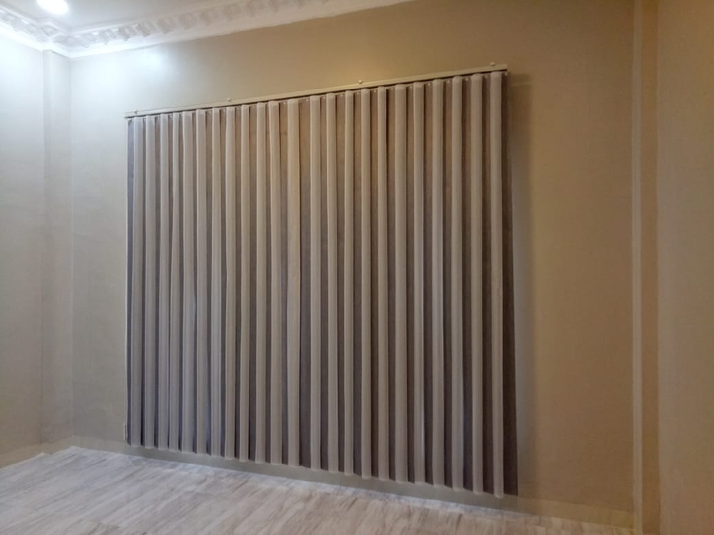 ONNA BANDUNG VERTICAL SHEER BLINDS Vertical Sheer Blinds, salah satu produk ONNA blinds yang memadukan fungsi dari Vertical Blinds (gerak & posisi fabrics blinds vertical) dengan vitrase sehingga tampak lebih halus. Tersedia dalam pilihan jenis kain dim out 100% polyester, serta beberapa pilihan warna. Untuk menambah kesempurnaan dekorasi ruangan maka anda dapat melengkapinya dengan motorized system (motor elektrik plus remote control system).