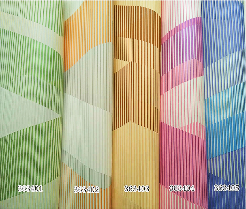 ONNA BANDUNG WALLPAPER CHIC GEOMETRY Wallpaper Onna terbuat dari kertas vinyl. Jenis wallpaper ini terdiri dari kertas cetak yang dilapisi dengan vinyl berlapis. Ini adalah jenis wallpaper yang paling umum digunakan saat ini, karena daya tahannya yang tinggi. Semakin tebal lapisan pelapis vinyl, semakin tahan lama wallpaper tersebut. Kertas vinil dapat digunakan di dapur dan kamar mandi, karena dapat menahan uap, juga bisa dicuci sehingga memudahkan perawatan. Keunggulan Wallpaper Onna adalah motif gambar & pola yang bervariasi dengan tekstur, tema gambar gaya klasik, natural, modern, artistik, colorful, dan masih banyak lagi, serta pemakaian yang tahan lama, warna tidak mudah pudar, dan berkelas.  